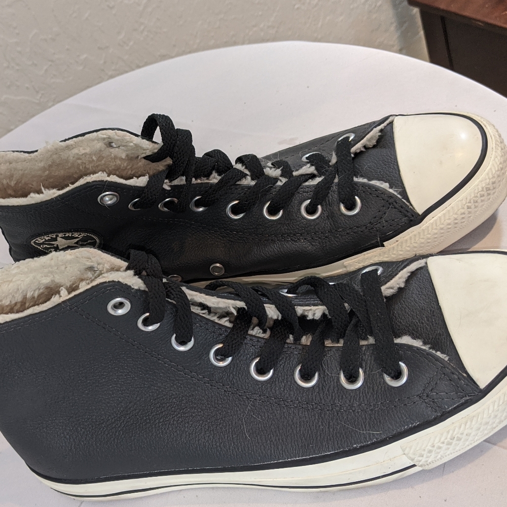 CONVERSE - Black high tops w lining size 10/41.5